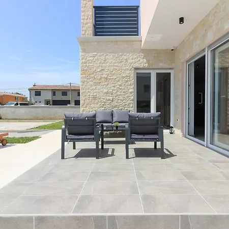 New Modern Gogo With Private Pool Near The And Town Of Pula By Wiibuk Sisan